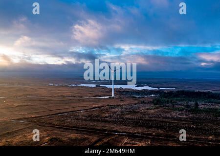 Incredibile alba presso il parco a vento Loughderryduff tra Ardara e Portnoo nella contea di Donegal, Irlanda. Foto Stock