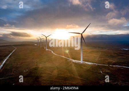 Incredibile alba presso il parco a vento Loughderryduff tra Ardara e Portnoo nella contea di Donegal, Irlanda. Foto Stock