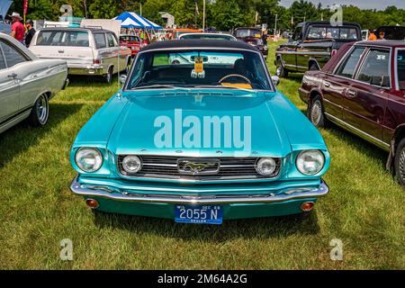 Iola, WI - 07 luglio 2022: Vista frontale in prospettiva alta di una Ford Mustang Hardtop Coupe del 1965 ad una fiera automobilistica locale. Foto Stock