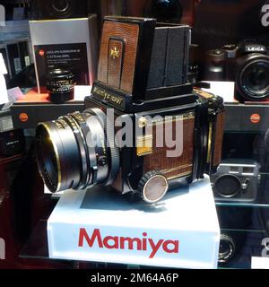 Amsterdam, Netherland Dicembre 9 2016 - vetrata con vecchie telecamere analogiche costose. Il eye-catcher è un Mamiya RB67, un singl professionale di medio formato Foto Stock
