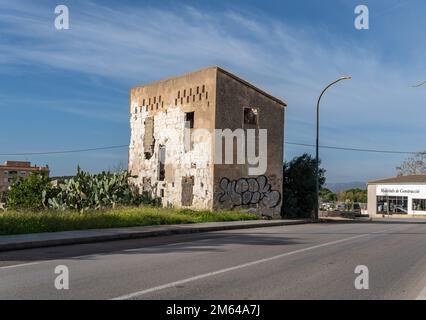 Felanitx, Spagna; dicembre 30 2022: Edificio vecchio e abbandonato in uno stato di rovina, accanto a un campo di pere selvatiche. Felanitx, isola di Maiorca, Foto Stock