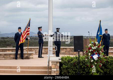 La Guardia d'onore della base dell'aeronautica militare di marzo getta il ponte dell'aeronautica militare. Il generale Robert Cardenas riposerà al Miramar National Cemetery, San Diego, California, 31 marzo 2022. Cardenas è nato il 10 marzo 1920, e scomparse il 10 marzo 2022. Foto Stock