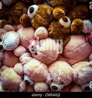 Un grande mucchio di giocattoli orsacchiotti come sfondo. Foto Stock