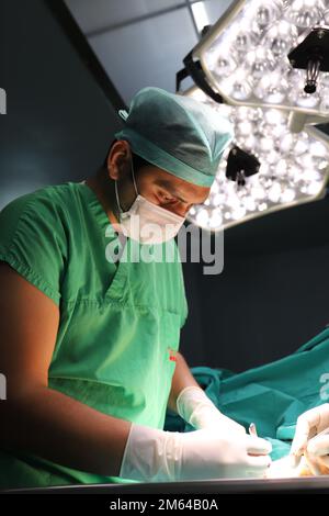 Trattamento della rottura del nervo e del vaso. Medico chirurgo di plastica tratta la mano facendo microchirurgia Foto Stock