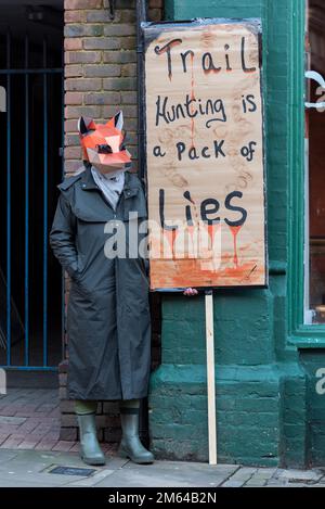 High Street, Maldon, Essex, Regno Unito. 2nd Jan, 2023. L'Essex con Farmers & Union Hunt sfilò cavalli e cani lungo Maldon High Street per il loro incontro annuale di Capodanno. Tifosi e azione contro i manifestanti anti di caccia Foxhunting hanno partecipato all'evento Foto Stock