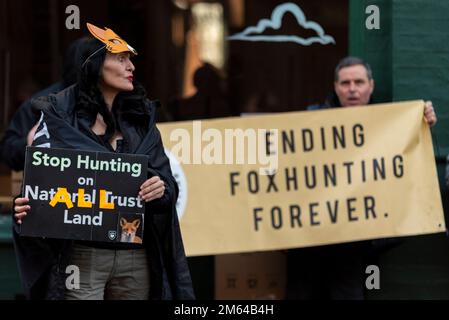 High Street, Maldon, Essex, Regno Unito. 2nd Jan, 2023. L'Essex con Farmers & Union Hunt sfilò cavalli e cani lungo Maldon High Street per il loro incontro annuale di Capodanno. Tifosi e azione contro i manifestanti anti di caccia Foxhunting hanno partecipato all'evento Foto Stock