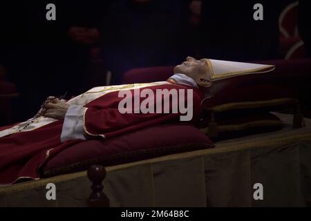 Stato della Città del Vaticano, . 02nd Jan, 2023. Il corpo del compianto Papa emerito Benedetto XVI si è presentato in stato all'interno di San Basilica di Pietro in Vaticano, lunedì 2 gennaio 2023. Credit: dpa/Alamy Live News Foto Stock