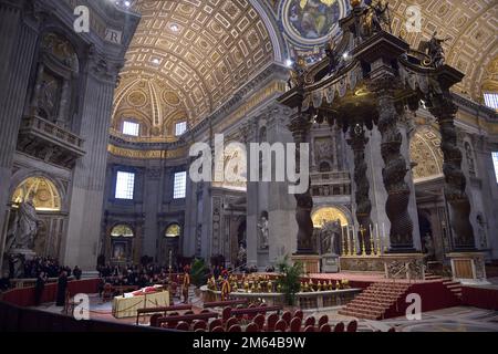 Stato della Città del Vaticano, . 02nd Jan, 2023. Il corpo del compianto Papa emerito Benedetto XVI si è presentato in stato all'interno di San Basilica di Pietro in Vaticano, lunedì 2 gennaio 2023. Credit: dpa/Alamy Live News Foto Stock