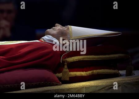 Stato della Città del Vaticano, . 02nd Jan, 2023. Il corpo del compianto Papa emerito Benedetto XVI si è presentato in stato all'interno di San Basilica di Pietro in Vaticano, lunedì 2 gennaio 2023. Credit: dpa/Alamy Live News Foto Stock