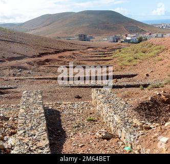 Controllare le dighe che attraversano la valle per controllare il rischio di alluvioni flash giù ripide colline, Mirleft, Marocco, Nord Africa Foto Stock