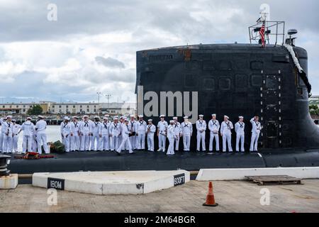 220331-N-KB401-1065 BASE CONGIUNTA PEARL HARBOR-HICKAM (31 marzo 2022) -- i marinai assegnati al sottomarino ad attacco rapido di classe Virginia USS Missouri (SSN 780) aspettano di sbarcare mentre la barca ritorna alla base congiunta Pearl Harbor-Hickam dallo schieramento nell'area di responsabilità della flotta 7th. Il Missouri ha eseguito una gamma completa di operazioni, tra cui la guerra anti-sottomarina e anti-superficie, durante i sette mesi estesi, Indo-Pacific schieramento. Foto Stock