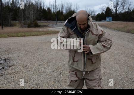 Lo staff Sgt. Eric Arguelles, responsabile non incaricato della manutenzione dell'aviazione, 1st Theater Sostainment Command, ha indossato la sua Joint Service Lightweight Integrated Suit Technology durante il Best Warrior Competition a Fort Knox, Kentucky, 31 marzo 2022. Il JSLIST protegge i soldati in ambienti chimici, biologici, radioattivi e nucleari. Foto Stock