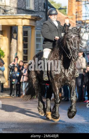 Silver Street, Maldon, Essex, Regno Unito. 2nd Jan, 2023. L'Essex con Farmers & Union Hunt sfilò cavalli e cani lungo Maldon High Street per il loro incontro annuale di Capodanno. Tifosi e azione contro i manifestanti anti di caccia Foxhunting hanno partecipato all'evento Foto Stock