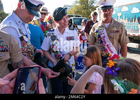 Base congiunta San Antonio Military Ambassadors, da sinistra a destra, Petty Officer 2nd Class Casey W. Travers, Coast Guard Cryptologic Unit-Texas, Master Sgt. Karenlee Hockenberry, G2 senior leader arruolato per gli Stati Uniti Army North, e Sgt. Grant Finkbeiner, capo di immersione del Battaglione di rinascita del 4th, interagiscono con la folla durante la cerimonia di apertura della Fiesta, il 31 marzo 2022 all'Hemisfair Park di San Antonio, Texas. Fiesta Fiesta segna ufficialmente l'inizio della celebrazione annuale di 11 giorni, con sfilate, mostre, musica, intrattenimento e divertimento per tutta la famiglia - tutte a beneficio delle cause locali e non-profit. Foto Stock