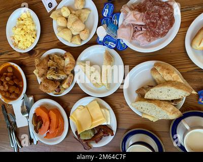 Piatti a colazione sul tavolo del ristorante Foto Stock