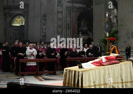 Vaticano, Vaticano. 02nd Jan, 2023. Italia, Roma, Vaticano, 2023/1/1.traduzione del corpo di Papa Emerito Benedetto XVI dal Monastero Mater Ecclesiae a S. La Basilica di Pietro in Vaticano Fotografia di Vatican Media/Catholic Press Photo . LIMITATO AD USO EDITORIALE - NESSUN MARKETING - NESSUNA CAMPAGNA PUBBLICITARIA credito: Independent Photo Agency/Alamy Live News Foto Stock