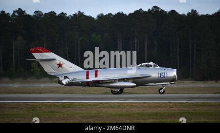 Randy Ball, pilota dimostrativo per il MIG-17, atterra alla Shaw Air Force base, Carolina del Sud, 31 marzo 2022. Randy Ball atterrò al 20th Fighter Wing in preparazione allo Shaw Air & Space Expo dal 2 al 3 aprile. 20 FW, Air Show, Shaw Proud, ShawAirExpo, Team Shaw, Wild weasels, Foto Stock