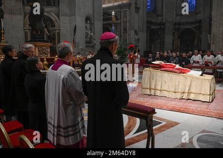 Vaticano, Vaticano. 02nd Jan, 2023. Italia, Roma, Vaticano, 2023/1/1.traduzione del corpo di Papa Emerito Benedetto XVI dal Monastero Mater Ecclesiae a S. La Basilica di Pietro in Vaticano Fotografia di Vatican Media/Catholic Press Photo . LIMITATO AD USO EDITORIALE - NESSUN MARKETING - NESSUNA CAMPAGNA PUBBLICITARIA credito: Independent Photo Agency/Alamy Live News Foto Stock