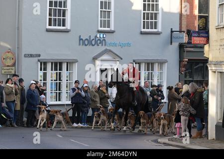 Maldon Essex, Regno Unito. 2nd Jan, 2023. L'Essex con gli agricoltori e la parata Union Hunt lungo Maldon High Street per il loro incontro annuale di Capodanno salutato da centinaia di persone insieme a un piccolo gruppo di manifestanti Hunt. Di solito si tiene il giorno di Capodanno, tuttavia la Caccia non ride su una Domenica, quindi per le 2023 è stato tenuto il Lunedi Festa della Banca. Credit: MARTIN DALTON/Alamy Live News Foto Stock