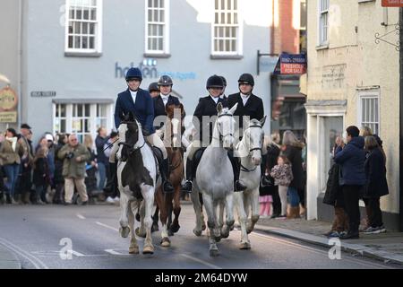 Maldon Essex, Regno Unito. 2nd Jan, 2023. L'Essex con gli agricoltori e la parata Union Hunt lungo Maldon High Street per il loro incontro annuale di Capodanno salutato da centinaia di persone insieme a un piccolo gruppo di manifestanti Hunt. Di solito si tiene il giorno di Capodanno, tuttavia la Caccia non ride su una Domenica, quindi per le 2023 è stato tenuto il Lunedi Festa della Banca. Credit: MARTIN DALTON/Alamy Live News Foto Stock