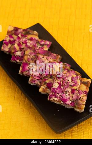 Rosa frutta secca Chikki chiamato anche Gulab Til Gajak, Gazak, Gachak sono dolci fragilità caramella fatta di gud, Mungfali, Gur, arachidi arrosto, petali di Gulab, Gr Foto Stock