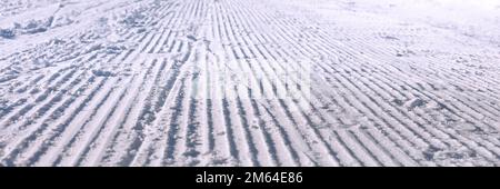 Piste per innevamento fresche su una pista da sci, striscione Foto Stock