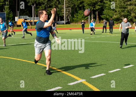 SILVERDALE, Washington (1 aprile 2022) – i marinai assegnati a Trident Refit Facility, Bangor (TRFB) giocano un amichevole gioco di Ultimate Football durante un corso del programma di sviluppo della leadership (ELDP). L’ELDP è un corso a tre livelli progettato per investire nelle capacità di leadership dei marinai durante il loro tour al TRFB. TRFB sostiene la missione di deterrenza strategica della nazione che ripara, revisiona in modo incrementale e modernizza i sottomarini missilistici balistici strategici della Pacific Fleet durante le operazioni di refit. Foto Stock