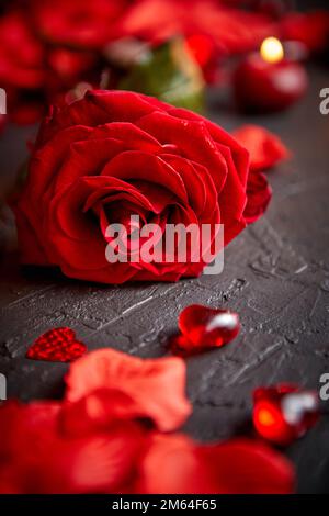 Red Rose, petali di fiori e candele, accessori di datazione, boxed doni, cuori, paillettes Foto Stock