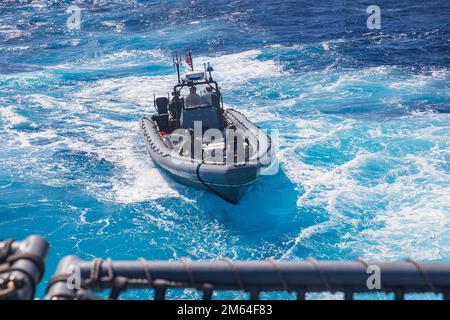 220331-N-GF955-1063 MAR DEI CARAIBI - (31 MARZO 2022) — I guardiani della costa assegnati ai “Los Ochos Locos” del distaccamento delle forze dell'ordine (LEDET) 408 e i marinai assegnati alla nave da combattimento litoranea Freedom-variant USS Billings (LCS 15) recuperano la barca gonfiabile a scafo rigido (RHIB) dopo aver condotto operazioni di contronicotica con la marina reale olandese, il 31 marzo 2022. Billings è dislocata nell'area operativa della flotta degli Stati Uniti 4th per sostenere la missione della Joint Interagency Task Force South, che include missioni contro il traffico illecito di droga nei Caraibi e nel Pacifico orientale. Foto Stock