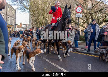 Silver Street, Maldon, Essex, Regno Unito. 2nd Jan, 2023. L'Essex con Farmers & Union Hunt sfilò cavalli e cani lungo Maldon High Street per il loro incontro annuale di Capodanno. Tifosi e azione contro i manifestanti anti di caccia Foxhunting hanno partecipato all'evento. La Caccia si è riunita in un parcheggio da pub per rinfreschi prima di rientrare Foto Stock