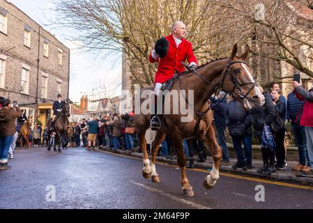 Silver Street, Maldon, Essex, Regno Unito. 2nd Jan, 2023. L'Essex con Farmers & Union Hunt sfilò cavalli e cani lungo Maldon High Street per il loro incontro annuale di Capodanno. Tifosi e azione contro i manifestanti anti di caccia Foxhunting hanno partecipato all'evento. La Caccia si è riunita in un parcheggio da pub per rinfreschi prima di rientrare Foto Stock