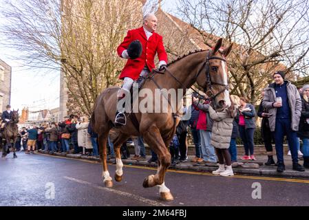 Silver Street, Maldon, Essex, Regno Unito. 2nd Jan, 2023. L'Essex con Farmers & Union Hunt sfilò cavalli e cani lungo Maldon High Street per il loro incontro annuale di Capodanno. Tifosi e azione contro i manifestanti anti di caccia Foxhunting hanno partecipato all'evento. La Caccia si è riunita in un parcheggio da pub per rinfreschi prima di rientrare Foto Stock