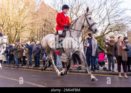 Silver Street, Maldon, Essex, Regno Unito. 2nd Jan, 2023. L'Essex con Farmers & Union Hunt sfilò cavalli e cani lungo Maldon High Street per il loro incontro annuale di Capodanno. Tifosi e azione contro i manifestanti anti di caccia Foxhunting hanno partecipato all'evento. La Caccia si è riunita in un parcheggio da pub per rinfreschi prima di rientrare Foto Stock