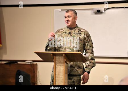 Michael poss, comandante della guarnigione, dà un briefing il 31 marzo 2022 ai membri della forza lavoro di Fort McCoy Garrison nell'edificio 60 a Fort McCoy, Wisconsin. Il briefing annuale del comandante aggiorna la forza lavoro sulle attuali politiche e azioni della guarnigione e fornisce una prospettiva per il futuro. Foto Stock