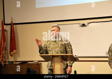 Michael poss, comandante della guarnigione, dà un briefing il 31 marzo 2022 ai membri della forza lavoro di Fort McCoy Garrison nell'edificio 60 a Fort McCoy, Wisconsin. Il briefing annuale del comandante aggiorna la forza lavoro sulle attuali politiche e azioni della guarnigione e fornisce una prospettiva per il futuro. Foto Stock