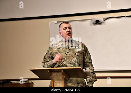 Michael poss, comandante della guarnigione, dà un briefing il 31 marzo 2022 ai membri della forza lavoro di Fort McCoy Garrison nell'edificio 60 a Fort McCoy, Wisconsin. Il briefing annuale del comandante aggiorna la forza lavoro sulle attuali politiche e azioni della guarnigione e fornisce una prospettiva per il futuro. Foto Stock