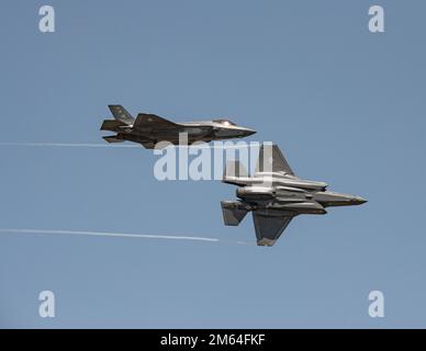 STATI UNITI Air Force F-35As dalla 388th Fighter Wing, Hill Air Force base, Utah, vola in formazione sulla Naval Air Station Kingsville, Texas, 31st marzo 2022. La F-35A Lightning II è un combattente per attacchi aria-aria e di superficie furtivo, multirolo, per tutte le condizioni atmosferiche, progettato per consentire un attacco diretto contro gli obiettivi di terra più difesi. Foto Stock