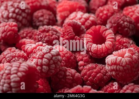 Bacche congelate di lamponi, ricoperte di brina. Primo piano. Foto Stock