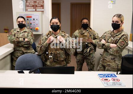 Gli Airmen femminili assegnati allo Squadrone delle forze di sicurezza 51st svolgono le mansioni di controllore di entrata alla base aerea di Osan, Repubblica di Corea, 31 marzo 2022. A sostegno del Women’s History Month, la leadership ha combinato i controllori d’ingresso, i supervisori di zona, i pattugliatori, i militari che lavorano per i cani e altre posizioni di personale per creare un volo prevalentemente femminile. Foto Stock