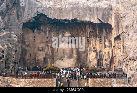 Zhengzhou, la provincia cinese di Henan. 2nd Jan, 2023. I turisti visitano le Grotte dei Longmen durante la festa di Capodanno a Luoyang, nella provincia di Henan, nella Cina centrale, il 2 gennaio 2023. Credit: Liu Bing/Xinhua/Alamy Live News Foto Stock