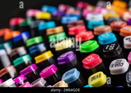 Marcatori multicolore con un numero di colore firmato sul cappuccio. Foto Stock