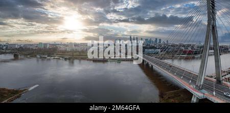 Panorama aereo di Varsavia, Polonia con Ponte Swietokrzyski Foto Stock