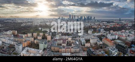 Vista panoramica aerea dei moderni grattacieli e del centro affari di Varsavia. Foto Stock