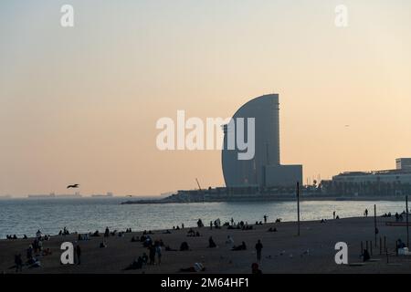 Il W Barcelona è un hotel di lusso a 5 stelle situato alla fine della spiaggia di Barceloneta. Conosciuto anche come Hotel vela Foto Stock