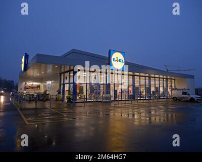 New Lidl Supermarket raffigurato al crepuscolo con interni illuminati e visibili, Broadland Gate, Norwich, Norfolk, Inghilterra, REGNO UNITO Foto Stock