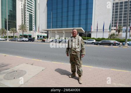 SSG. Armstrong si trova di fronte al ricostruito Sheraton Hotel in Kuwait City nel Marzo 2022 Foto Stock