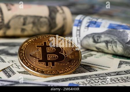 Golden bitcoin moneta in dollari US close up. Foto Stock