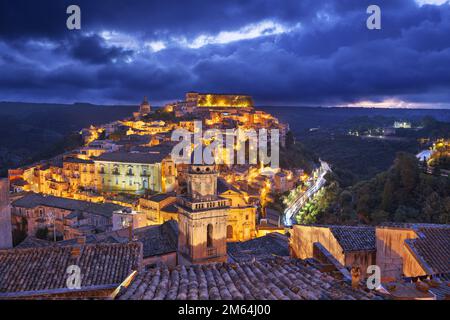 Ragusa Ibla, Italia vista città al crepuscolo in Sicilia. Foto Stock