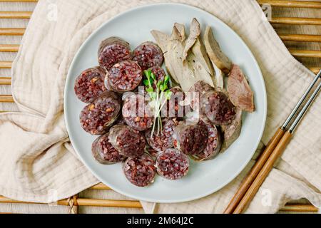 Sundae, salsiccia di sangue coreano : intestini di maiale farciti con spaghetti di vetro, verdure, riso dolce, sangue di maiale coagulato (seonji) e al vapore. Variat Foto Stock