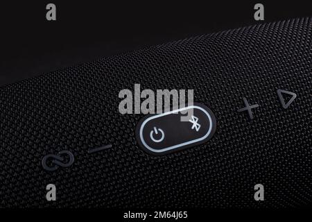 Pulsanti on-off e Bluetooth sul primo piano del portamicrofono portatile e impermeabile. eccellente qualità della struttura robusta per un utilizzo prolungato e difficile Foto Stock